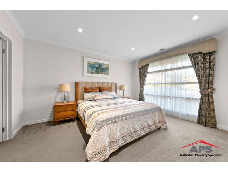 13 Calibre Circuit, Clyde North VIC 3978