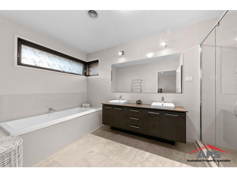 13 Calibre Circuit, Clyde North VIC 3978