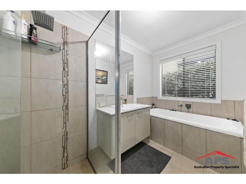 203 Heather Grove, Clyde North VIC 3978