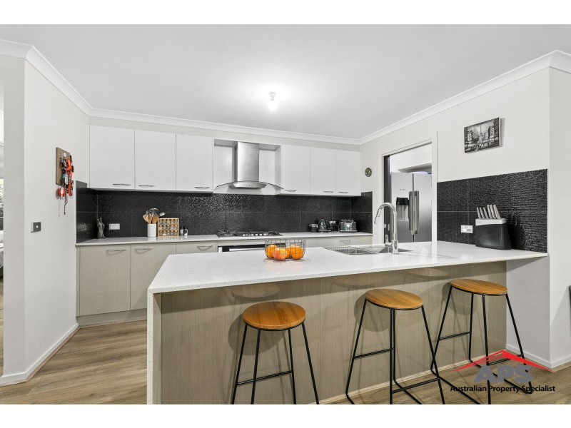 203 Heather Grove, Clyde North VIC 3978