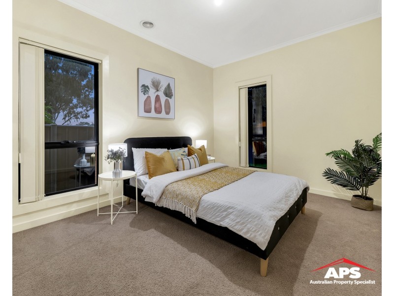 8 Karlson Way, Cranbourne North VIC 3977