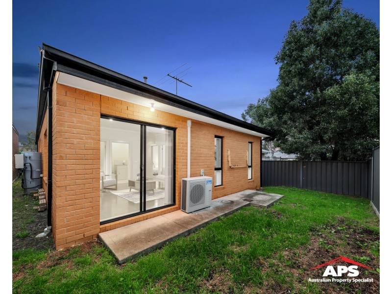 8 Karlson Way, Cranbourne North VIC 3977