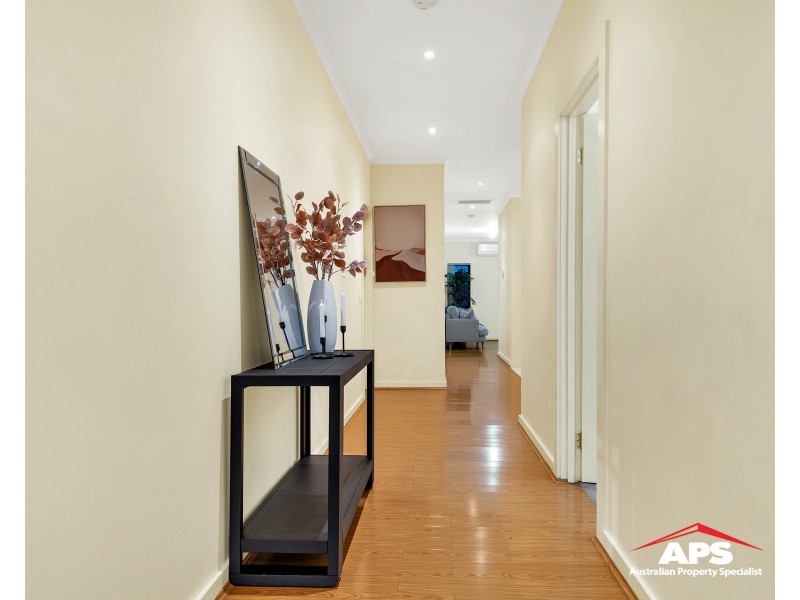 8 Karlson Way, Cranbourne North VIC 3977