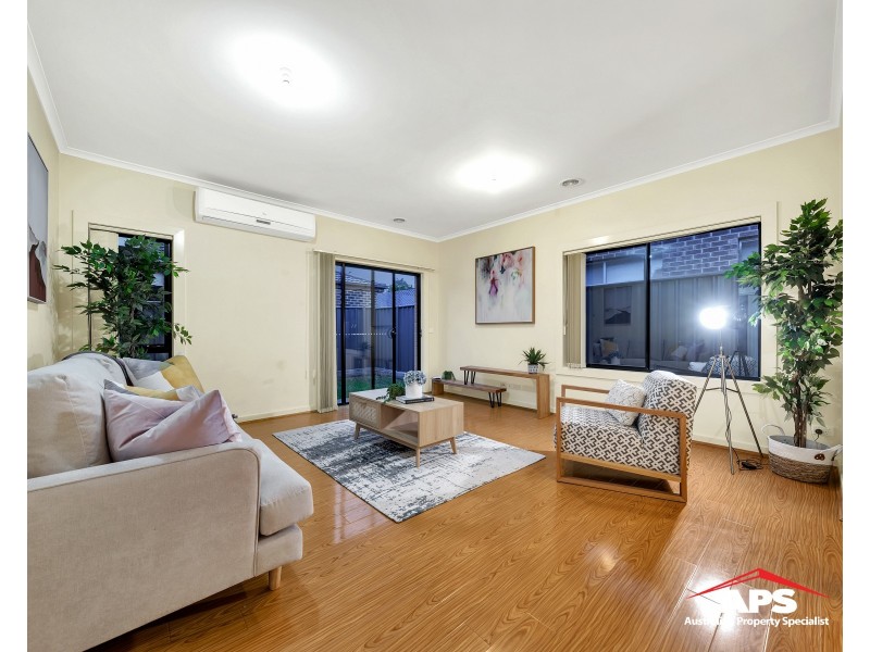 8 Karlson Way, Cranbourne North VIC 3977