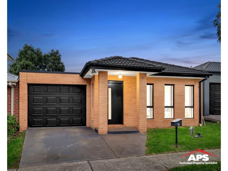 8 Karlson Way, Cranbourne North VIC 3977