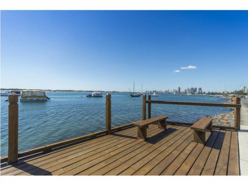 2/6 Broad Street, Labrador QLD 4215