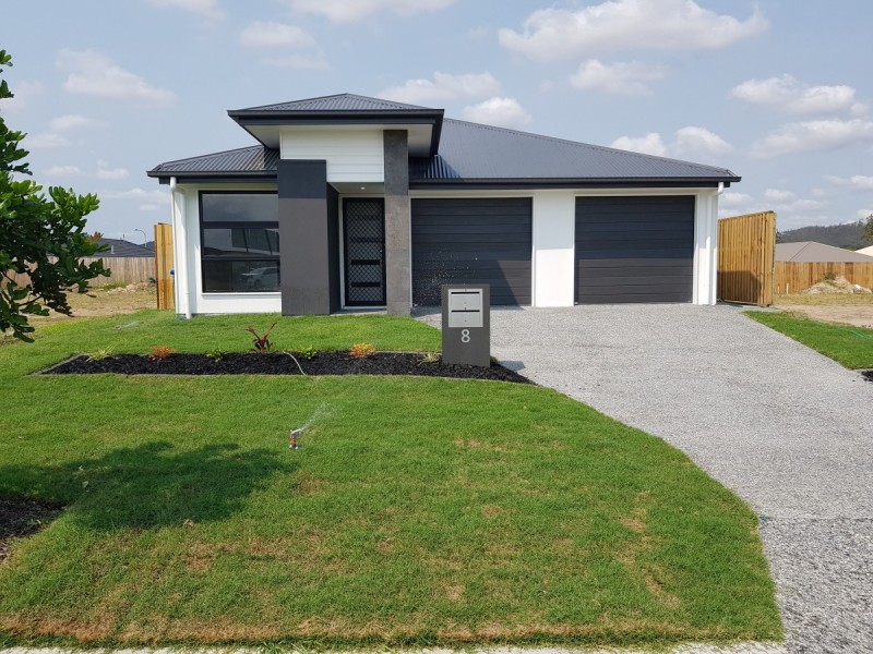 1/8 Chisolm Way, Pimpama QLD 4209
