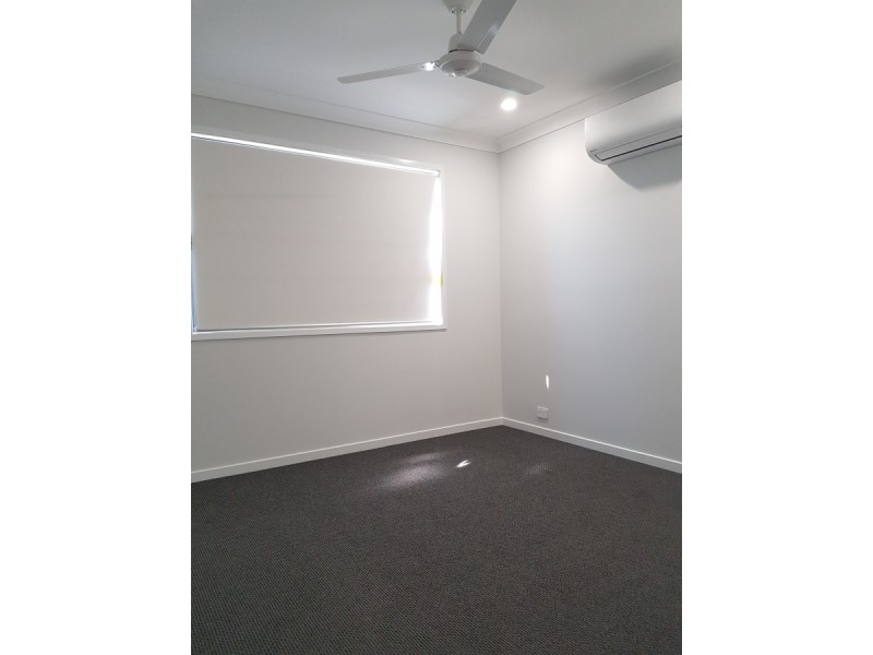 1/8 Chisolm Way, Pimpama QLD 4209
