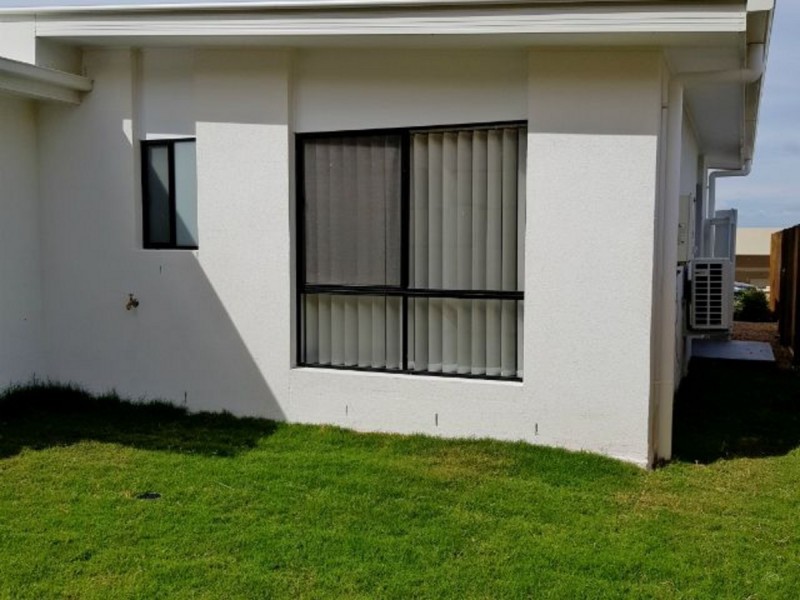 2/12 Peak Crescent, Pimpama QLD 4209