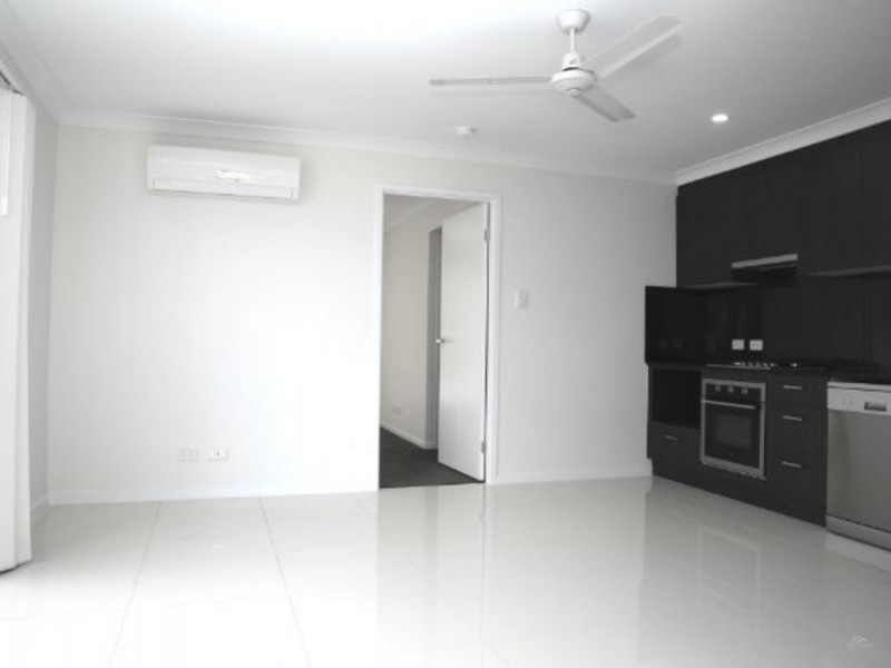 2/12 Peak Crescent, Pimpama QLD 4209