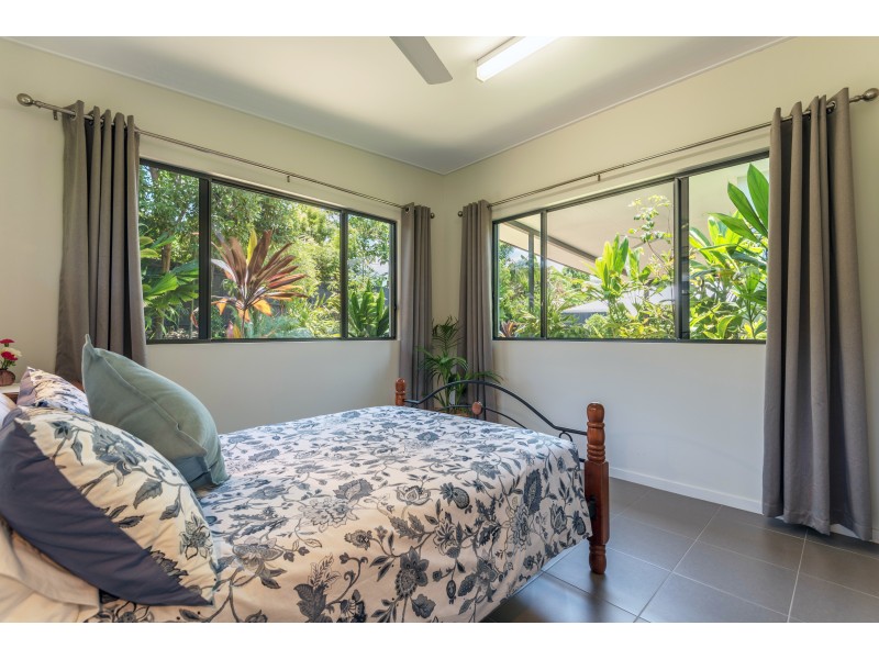 6 Lou Prince Dr, Cooya Beach QLD 4873