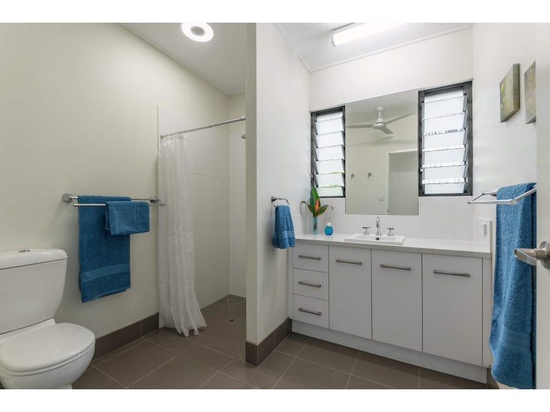 6 Lou Prince Dr, Cooya Beach QLD 4873