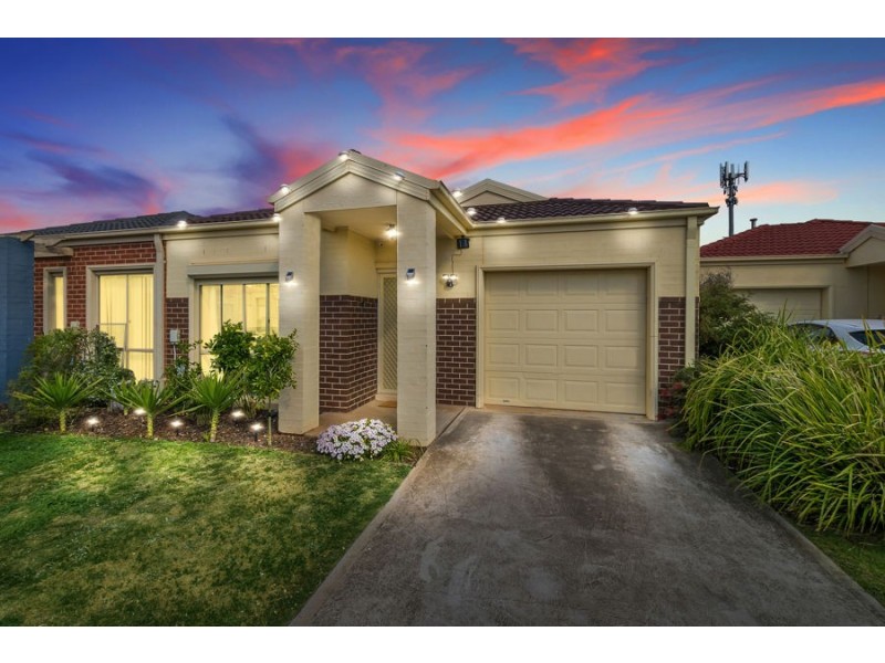 33/17 CRESTMONT DRIVE, Melton South VIC 3338