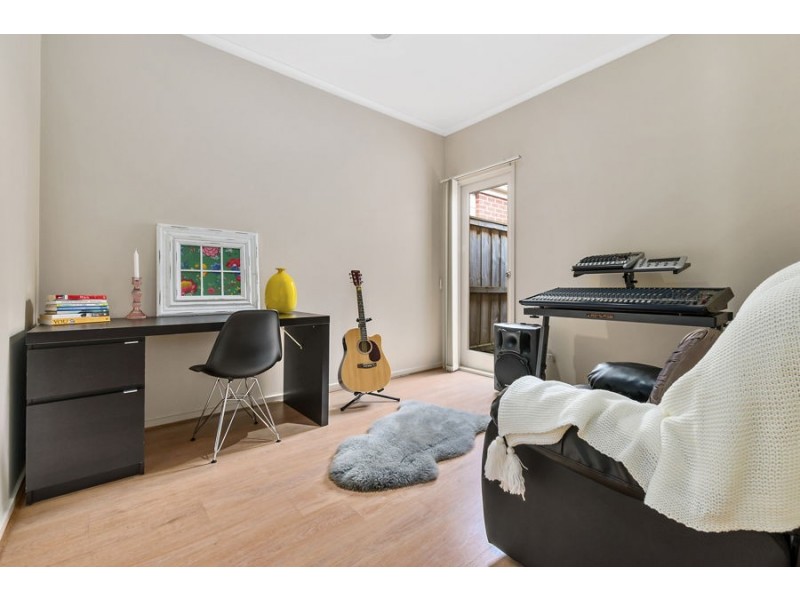 33/17 CRESTMONT DRIVE, Melton South VIC 3338