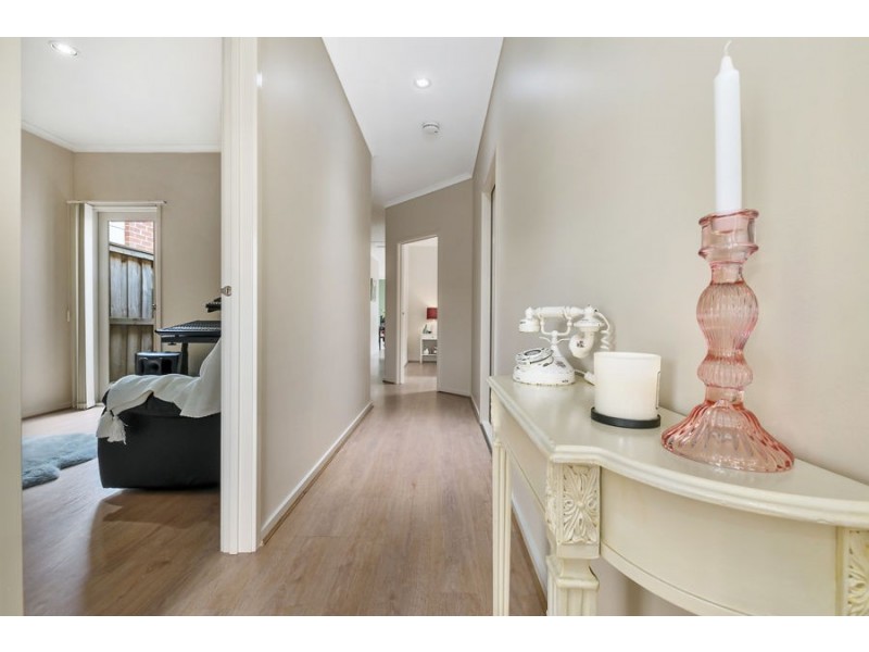 33/17 CRESTMONT DRIVE, Melton South VIC 3338