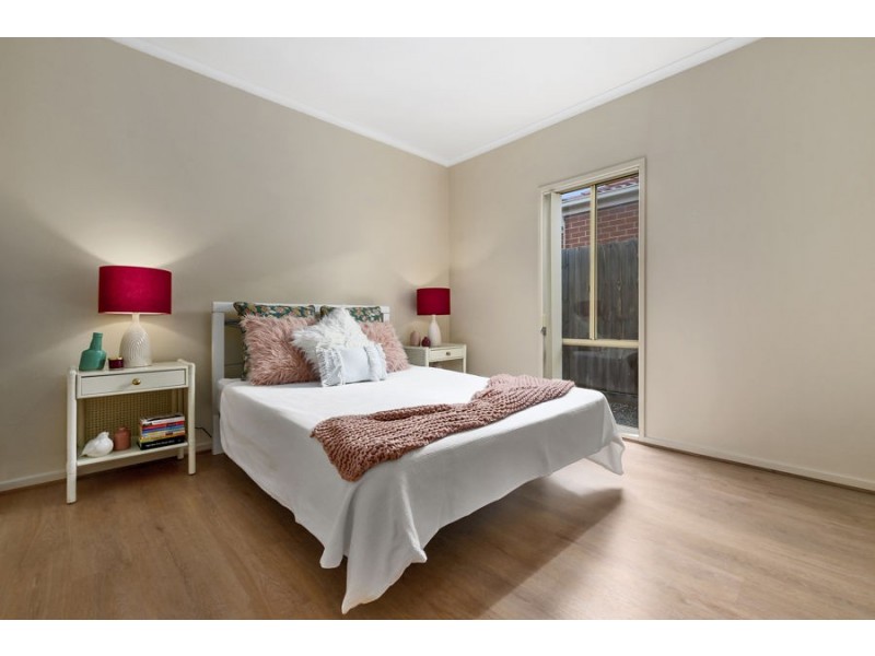 33/17 CRESTMONT DRIVE, Melton South VIC 3338