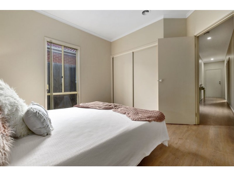 33/17 CRESTMONT DRIVE, Melton South VIC 3338