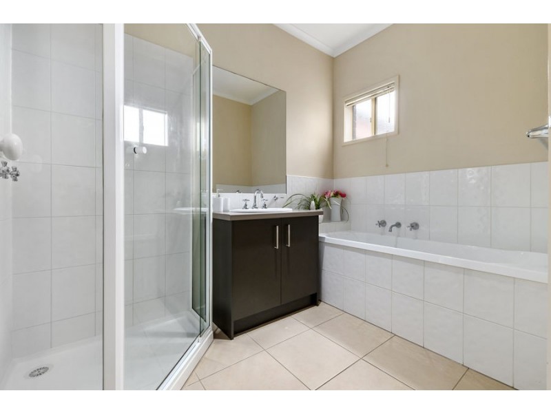 33/17 CRESTMONT DRIVE, Melton South VIC 3338