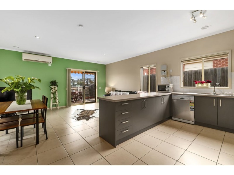 33/17 CRESTMONT DRIVE, Melton South VIC 3338