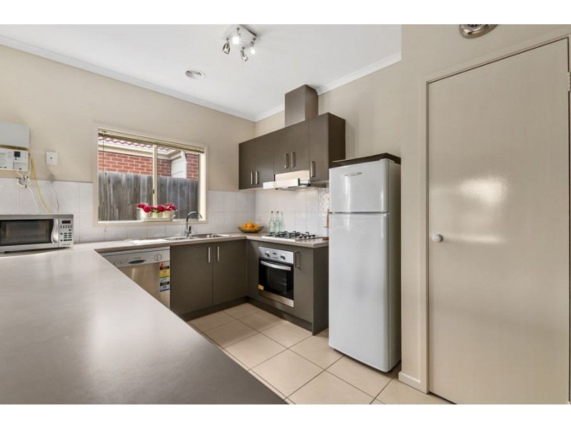 33/17 CRESTMONT DRIVE, Melton South VIC 3338