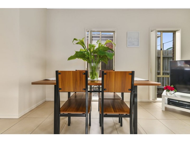 33/17 CRESTMONT DRIVE, Melton South VIC 3338