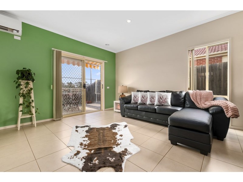 33/17 CRESTMONT DRIVE, Melton South VIC 3338