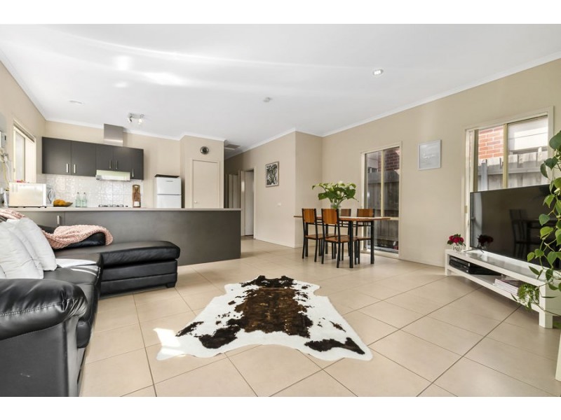 33/17 CRESTMONT DRIVE, Melton South VIC 3338