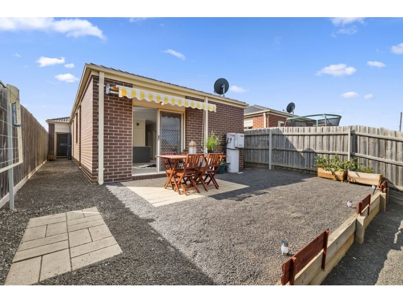 33/17 CRESTMONT DRIVE, Melton South VIC 3338