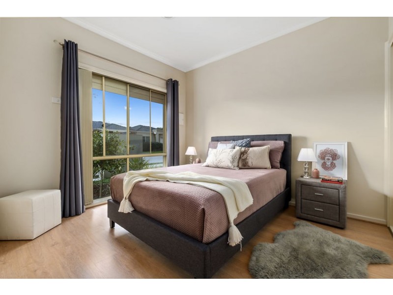 33/17 CRESTMONT DRIVE, Melton South VIC 3338