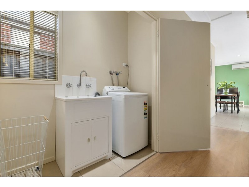 33/17 CRESTMONT DRIVE, Melton South VIC 3338