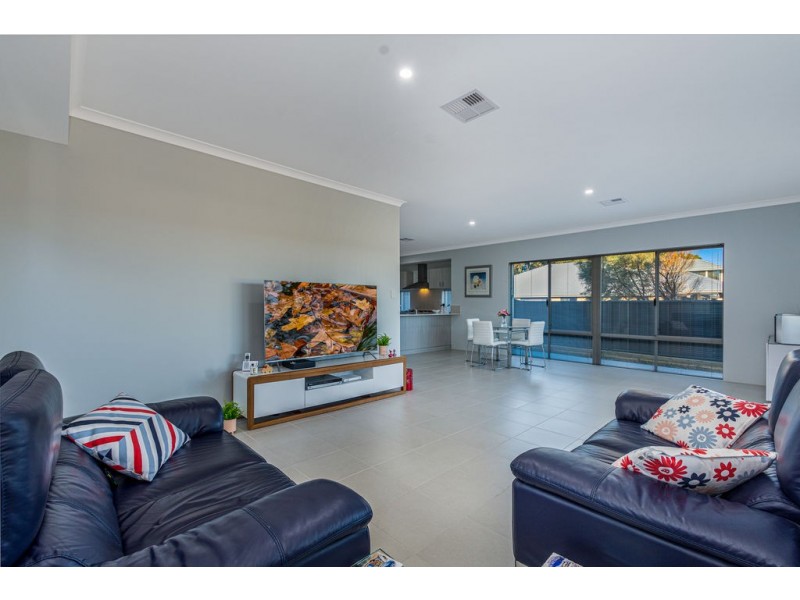 8 Bunker Crescent, Yanchep WA 6035