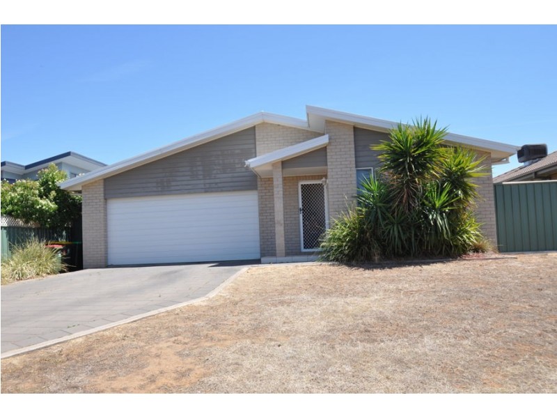 12 Dalbeattie Crescent, Dubbo NSW 2830