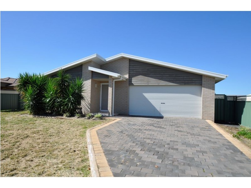 38 Dalbeattie Crescent, Dubbo NSW 2830
