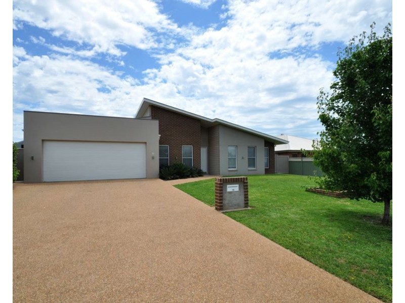 16 Ritz Place, Dubbo NSW 2830