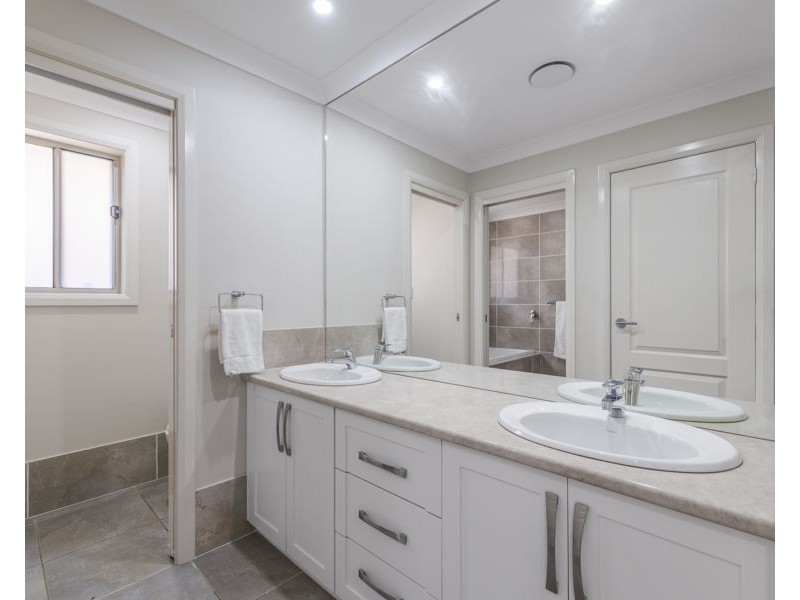 16 Riviera Avenue, Dubbo NSW 2830