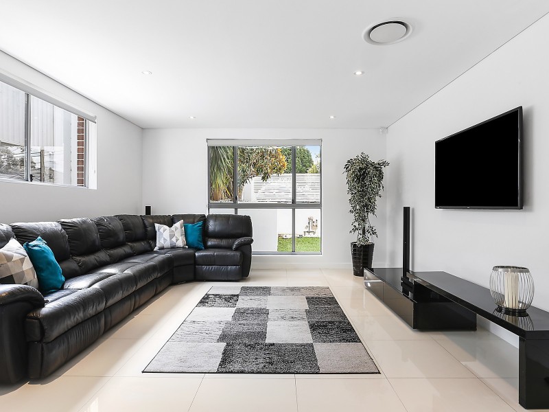 2 Bottlebrush Avenue, Lugarno NSW 2210