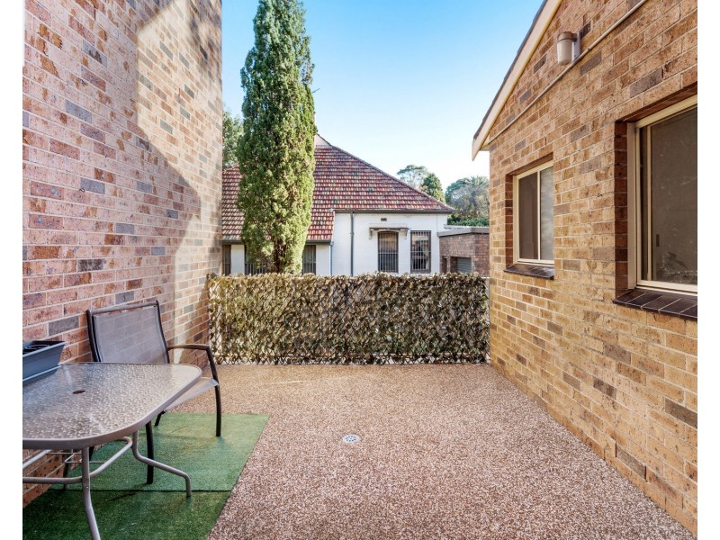 2/41 Hampton Court Road, Carlton NSW 2218