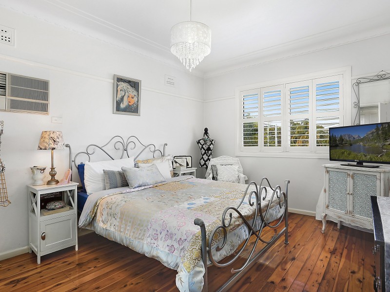 747 Henry Lawson Drive, Picnic Point NSW 2213