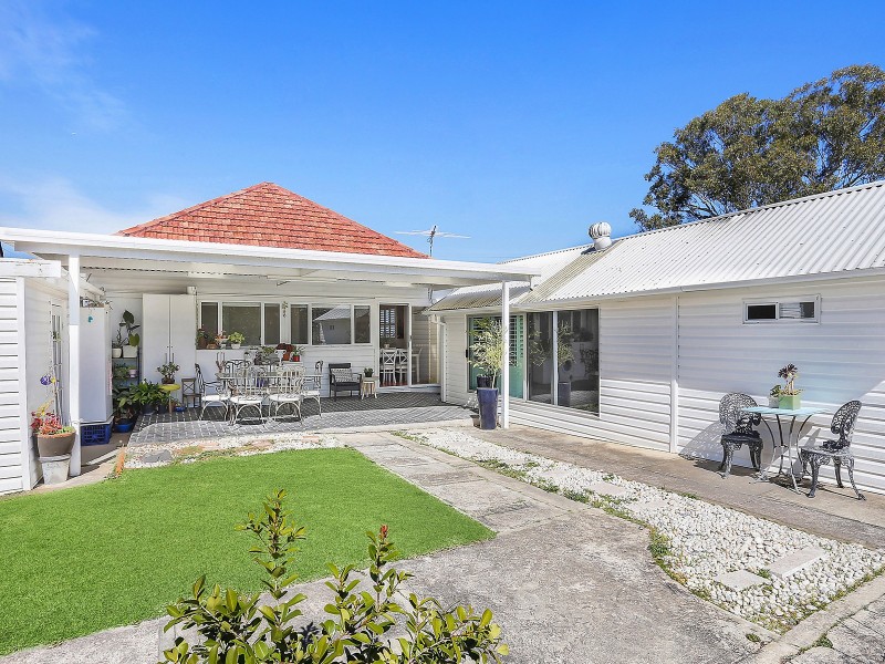 747 Henry Lawson Drive, Picnic Point NSW 2213