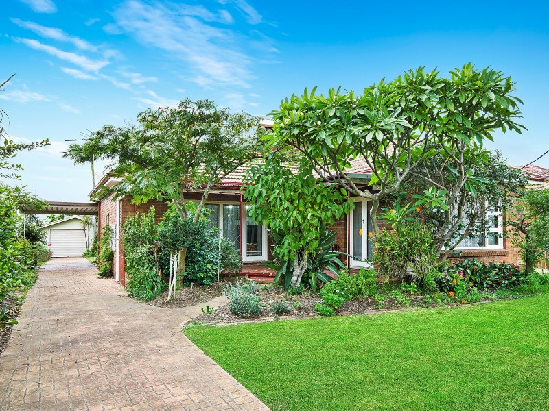 5 Parkview Avenue, Picnic Point NSW 2213