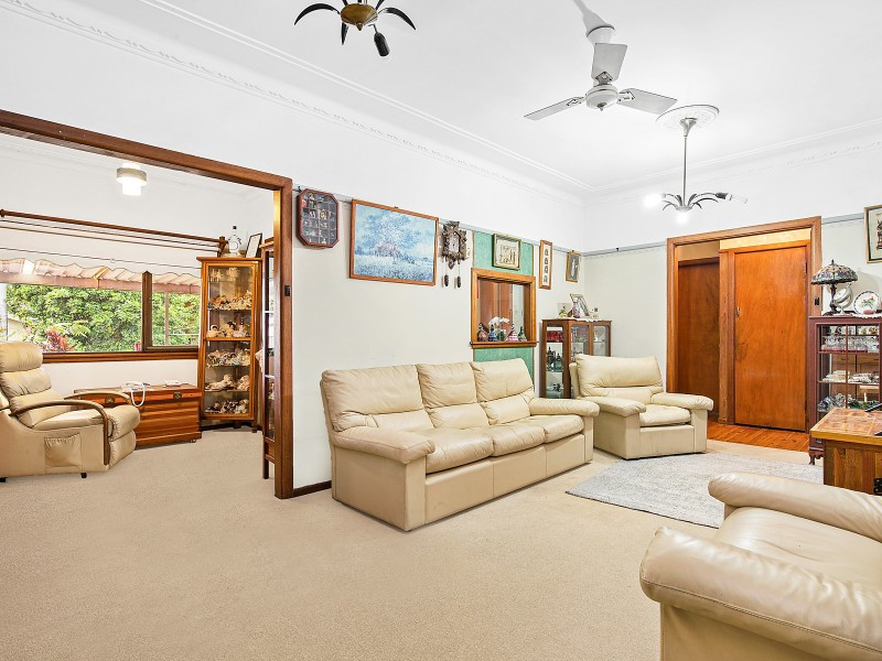 5 Parkview Avenue, Picnic Point NSW 2213