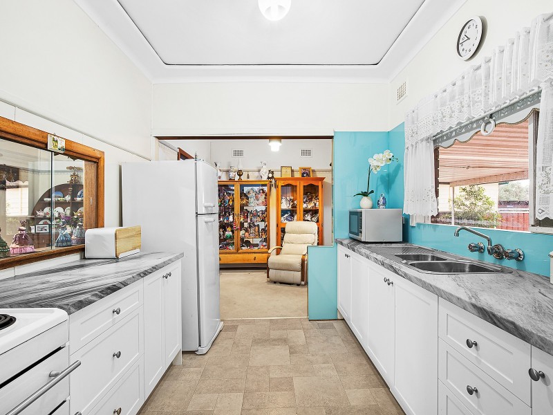 5 Parkview Avenue, Picnic Point NSW 2213