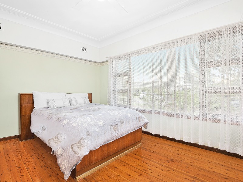 5 Parkview Avenue, Picnic Point NSW 2213