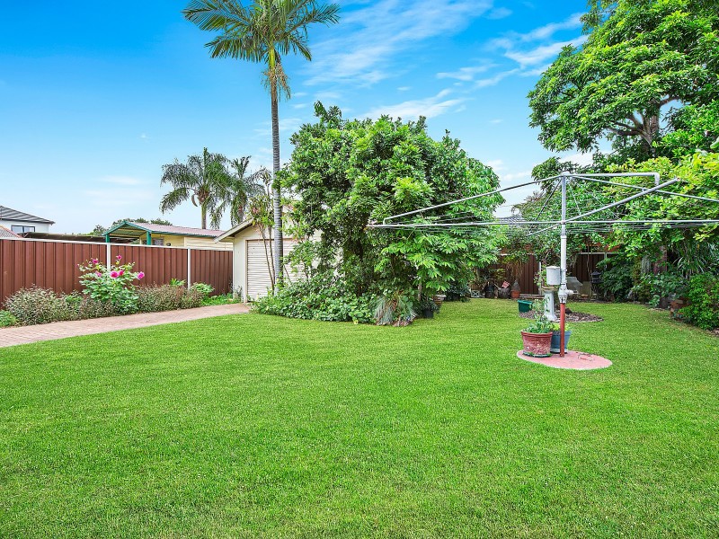 5 Parkview Avenue, Picnic Point NSW 2213