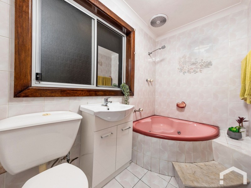 208 Woodstock Ave, Whalan NSW 2770