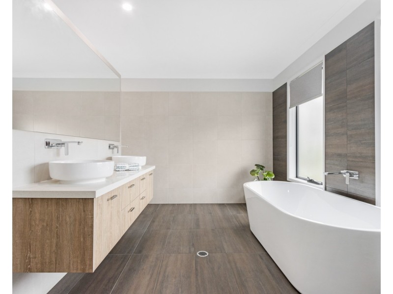 116 Limpus Street, Urangan QLD 4655