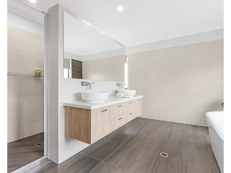 116 Limpus Street, Urangan QLD 4655