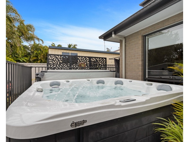 116 Limpus Street, Urangan QLD 4655