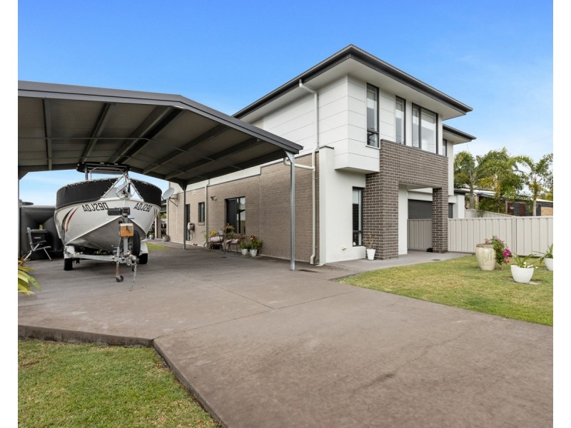 116 Limpus Street, Urangan QLD 4655