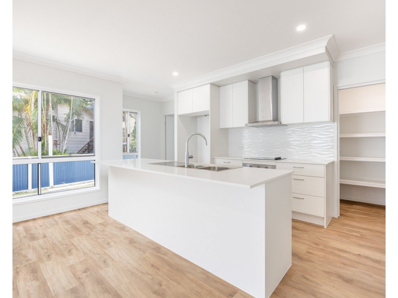 2/205 Truro Street, Urangan QLD 4655